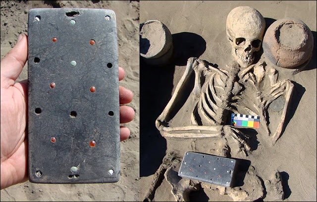 En manque d'inspiration pour le choix de vos coques de smartphones? Pourquoi ne pas s'inspirer de celles découvertes à Tuva... vieilles de 2100 ans? (qui sont en fait des boucles de ceintures badass).