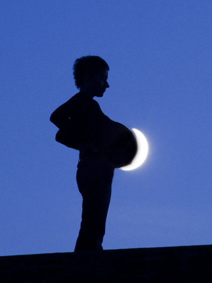 Le croissant lunaire surligne la croissance du ventre de Sabine (qui en réalité n'est pas enceinte du tout !). Laurent Laveder