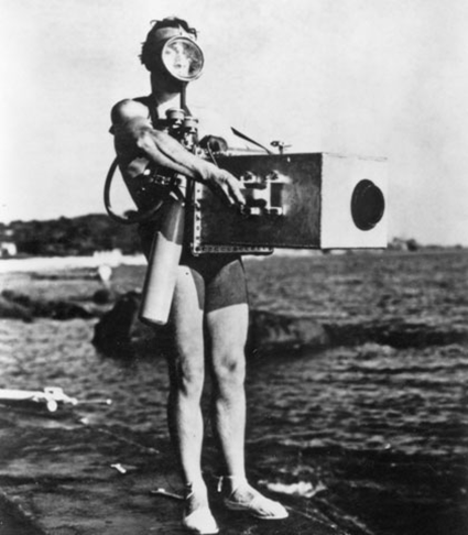 Jean Painlevé tenant sa caméra subaquatique